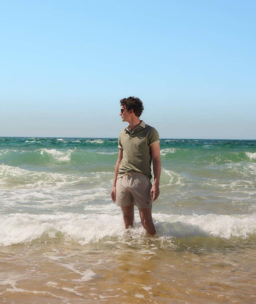 La elegancia británica conquista el verano con Barbour 4 Polo de Barbour modelo Lightweight en color verde.