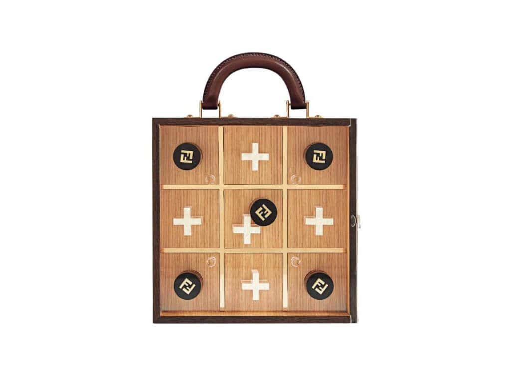 El juego de mesa, esa vieja costumbre que nunca envejece 11 Juego Tria, en caja de madera con incrustaciones del motivo de rayas Pequin, cubierto de plexiglás y con asa de piel, de FENDI (4.900 €).