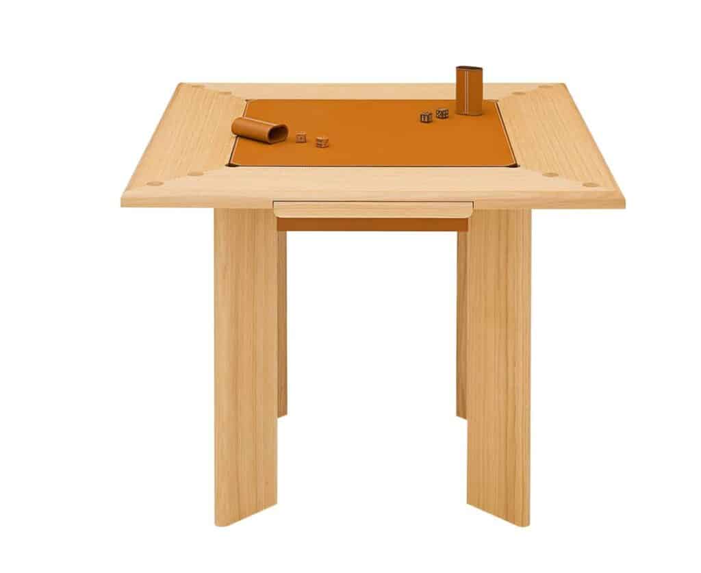 El juego de mesa, esa vieja costumbre que nunca envejece 2 Mesa de juego Atout, fabricada en roble con incrustaciones de cuero, de HERMÉS (116.000 €).