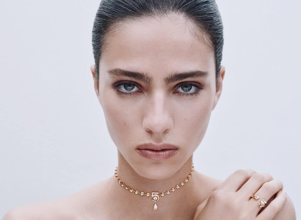 Collar ETERNAL N°5 DIAMOND LINE en oro amarillo de 18 quilates, con diamantes. Brazalete ETERNAL N°5 en oro beige de 18 quilates, con diamantes. Anillo EXTRAIT DE N°5 en oro amarillo de 18 quilates, con diamantes.