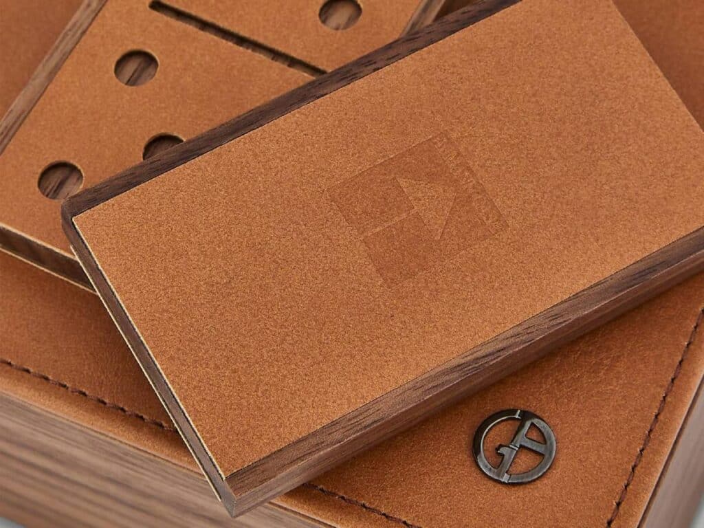 El juego de mesa, esa vieja costumbre que nunca envejece 4 Juego de dominó en nogal y cuero, de ARMANI CASA (1.600 €).