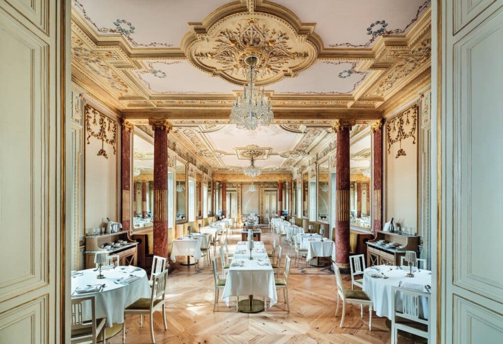 El salón comedor del restaurante Le Palais, inspirado en el Palacio de Versalles, en el Hotel One Shot Palacio Cedofeita, en Oporto.