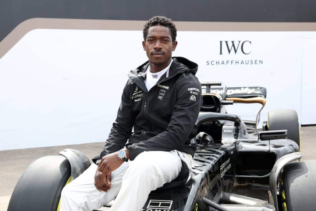 IWC Schaffhausen cobra protagonismo en la película 'F1' 2 El actor Damson Idris con IWC Schaffhausen en el Goodwood Members Meeting en Goodwood, el 12 de abril de 2025, cerca de Chichester, Inglaterra.