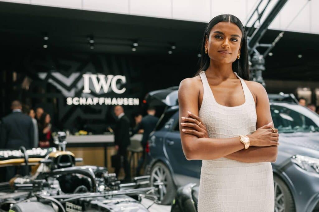La actriz británica Simone Ashley en el stand de IWC Schaffhausen durante la feria Watches and Wonders Geneva, el 3 de abril de 2025 en Ginebra, Suiza.