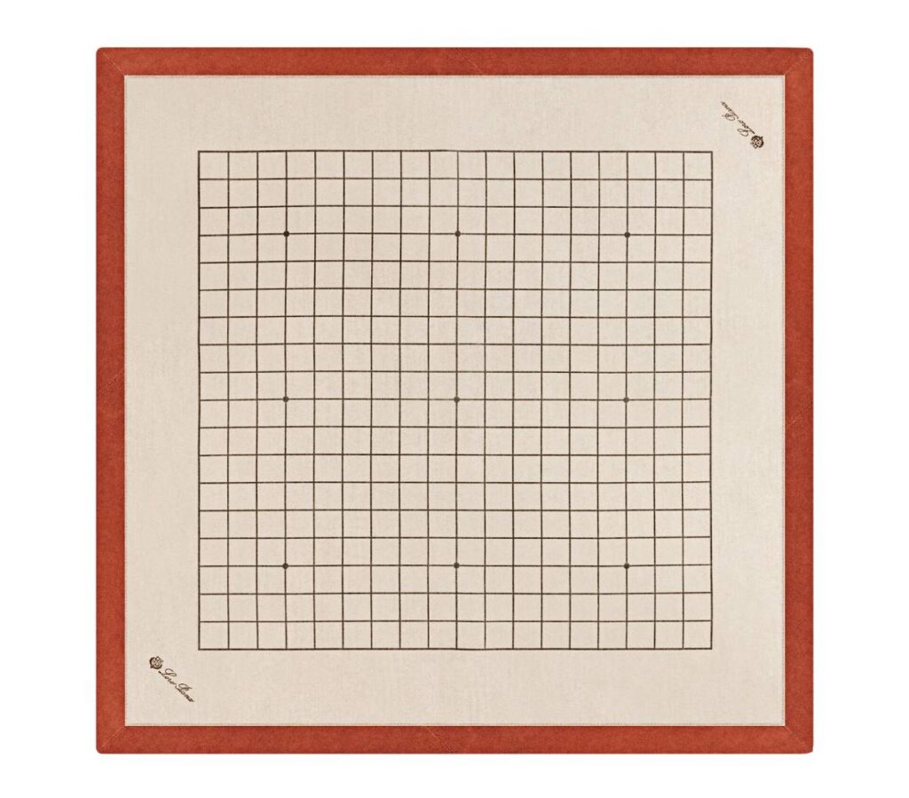 El juego de mesa, esa vieja costumbre que nunca envejece 10 Versión de lujo del juego chino Go, con tablero de cashmere y piezas de alabastro, de LORO PIANA (3.500 €).