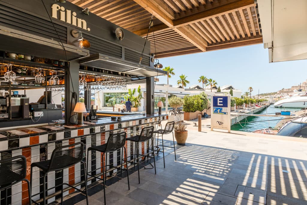 Marina Ibiza da la bienvenida a una nueva temporada, el epicentro del lujo, la moda y la gastronomía frente a Dalt Vila 2 Lío Ibiza, restaurante de Marina Ibiza.