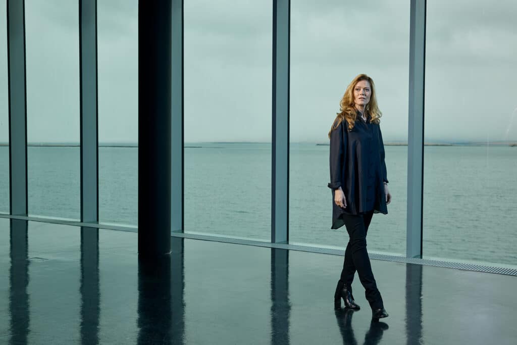 Bárbara Hannigan en el edificio Harpa, en Reikiavik, sede de la Orquesta Sinfónica de Islandia.