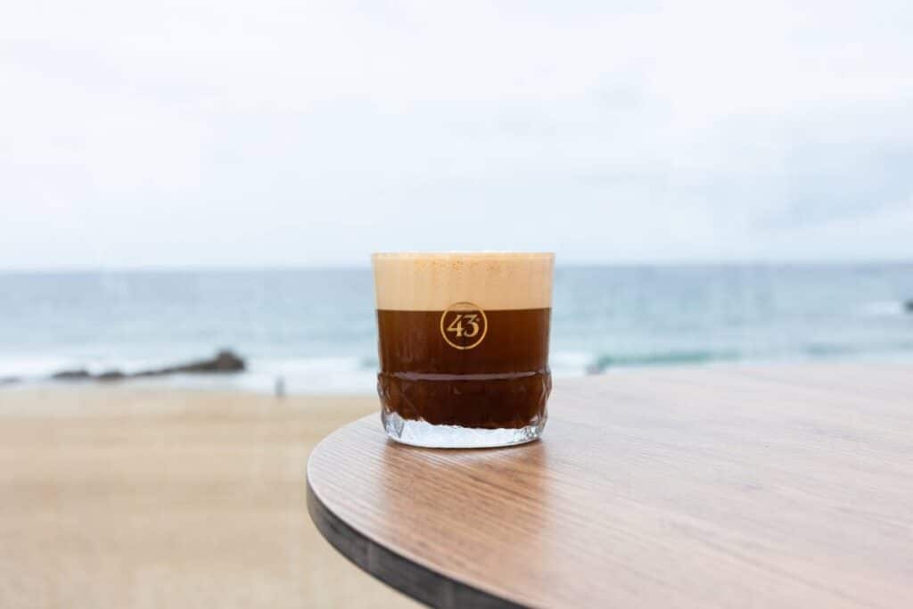 Carajillo 43, el cóctel que conquista las sobremesas españolas 3 Carajillo 43 en Bns Street Food, situado en la Playa de la Concha de Santander.