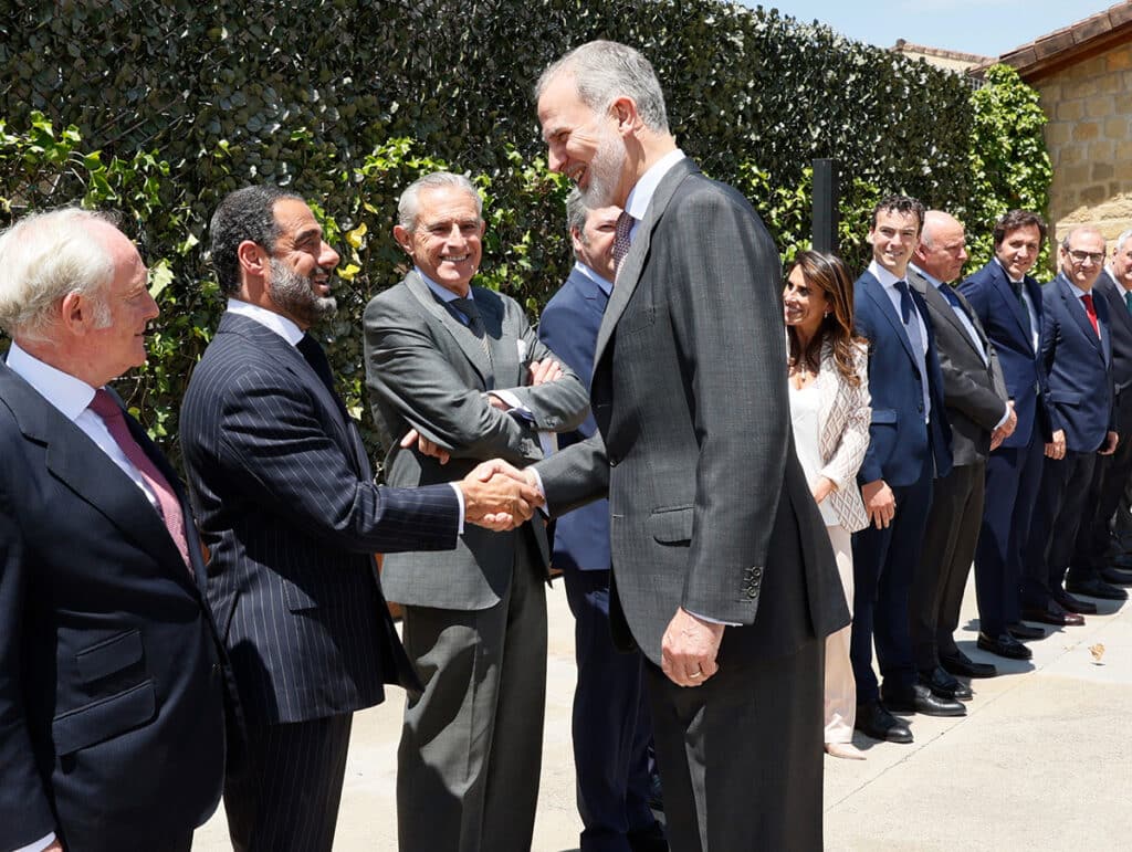 El rey Felipe VI saludando a Vicente Dalmau, propietario de las bodegas Marqués de Murrieta.