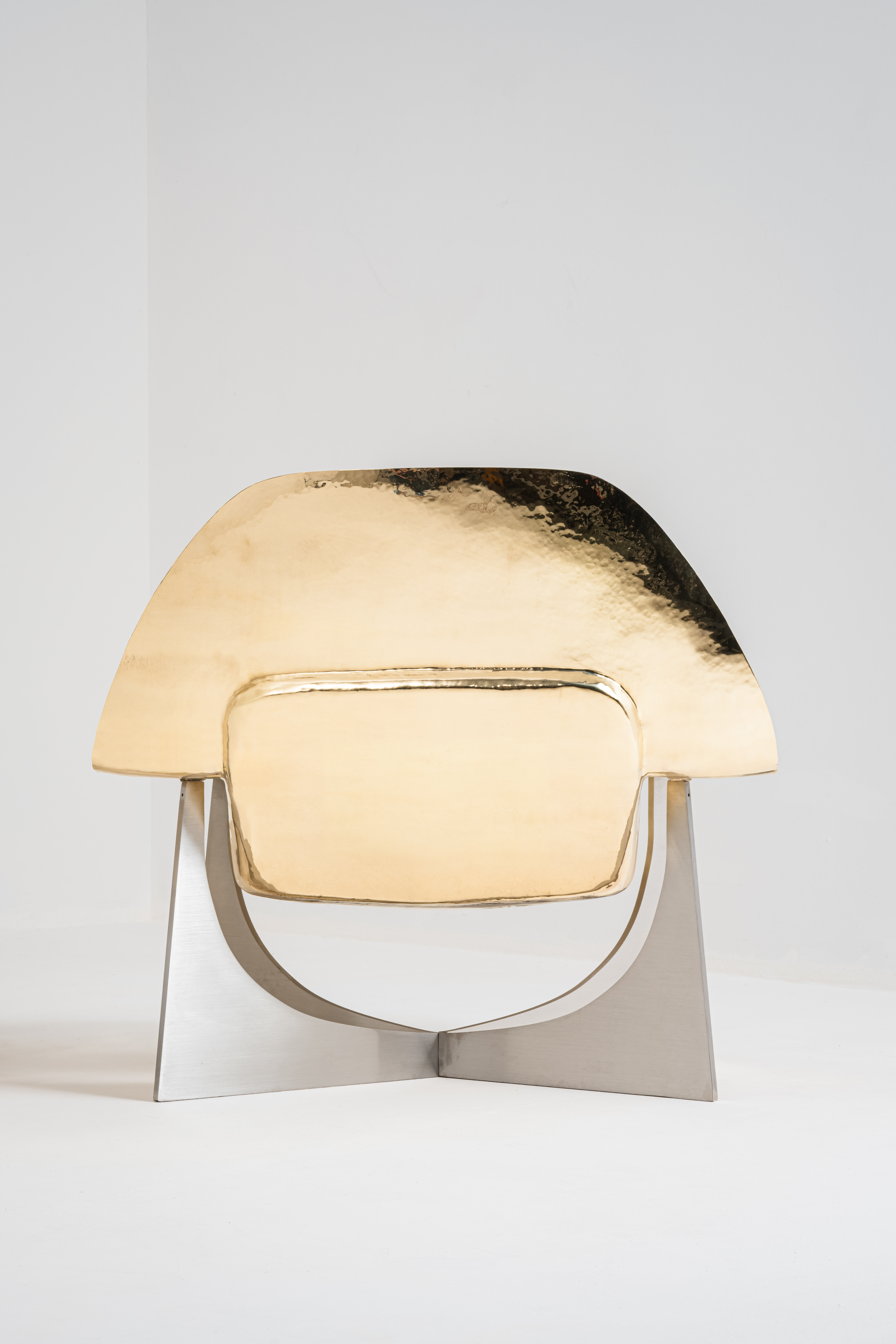 'Fauteuil Coque' en latón martillado de Philippe Hiquily (Galerie Gastou).