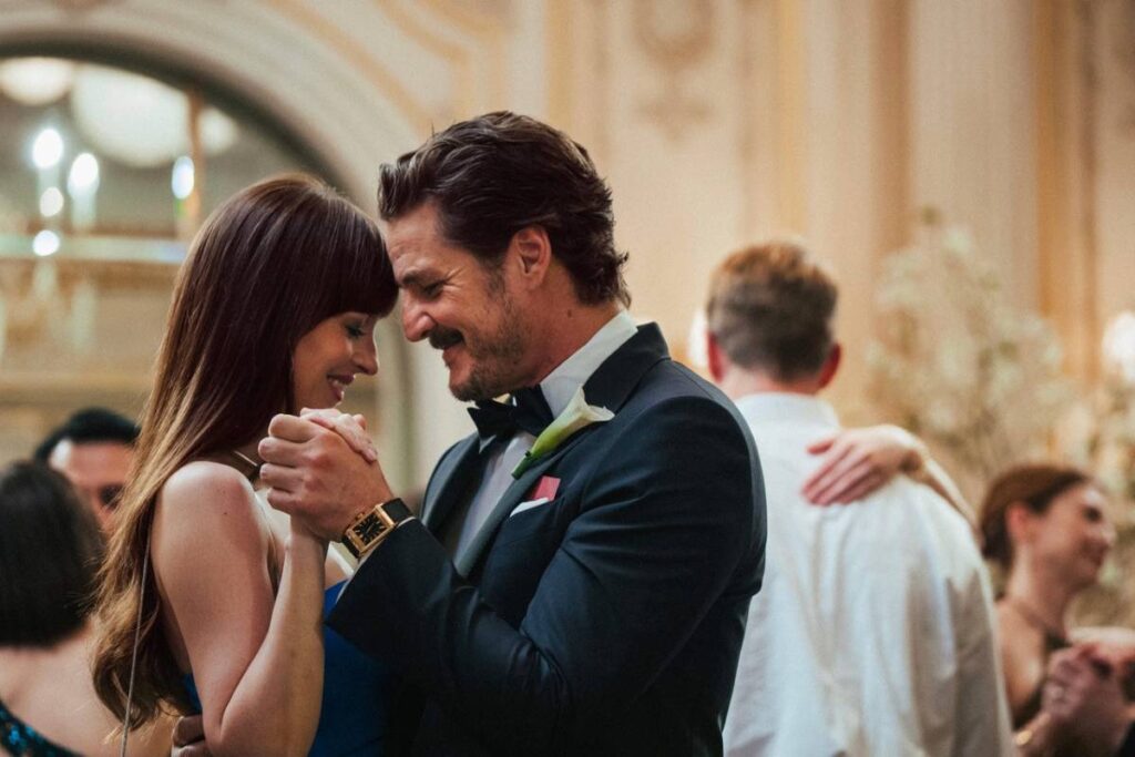 Dakota Johnson y Pedro Pascal en 'Materialists'. Pedro luce un reloj de Jaeger-LeCoultre.