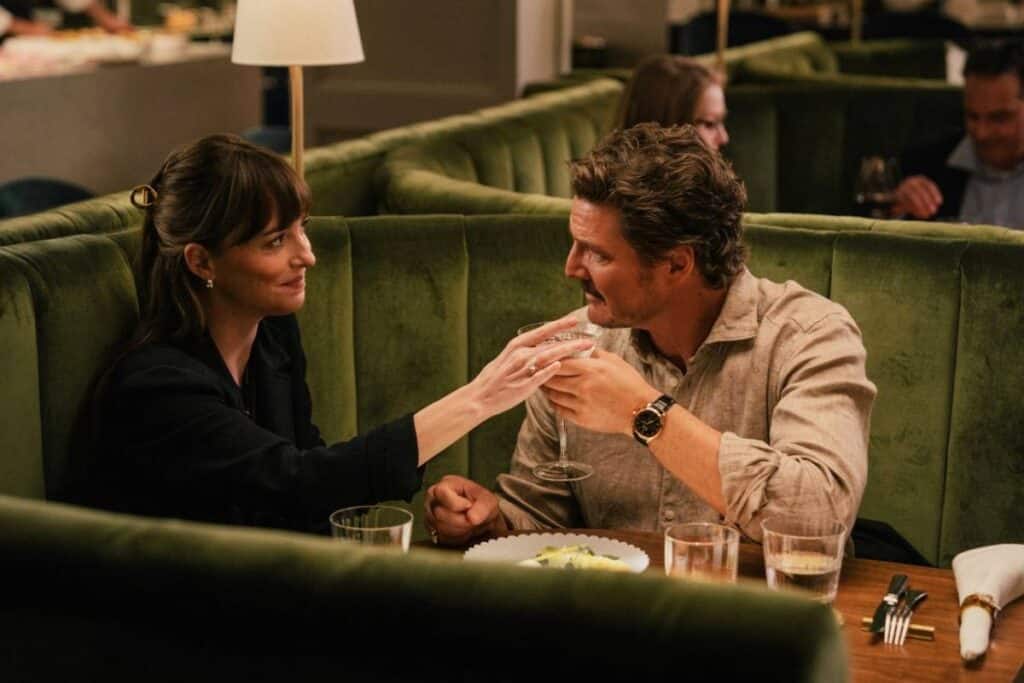 Pedro Pascal luce relojes Jaeger-LeCoultre en 'Materialists', la nueva película de Celine Song 3 Dakota Johnson y Pedro Pascal en 'Materialists'. Pedro luce un reloj de Jaeger-LeCoultre.