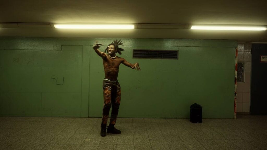 All in the Blood (2023), del artista y poeta sierraleonés Julianknxx.