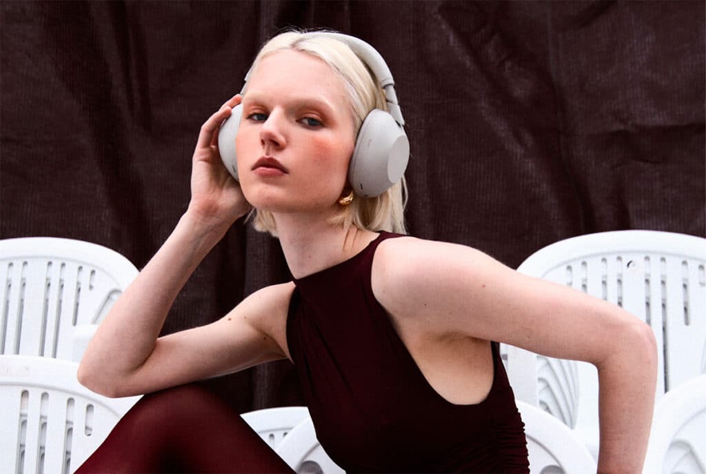 Nuevos auriculares WH-1000XM6 de Sony junto a CASONÁ.