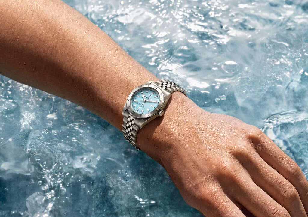 TUDOR lanza el Black Bay 54 “Lagoon Blue”, una versión veraniega de su icónico modelo.