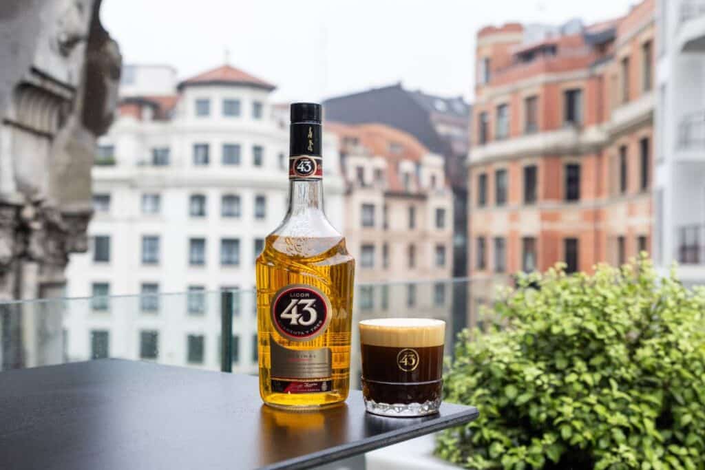 Carajillo 43, el cóctel que conquista las sobremesas españolas 2 Un cóctel Carajillo 43 en la singular terraza del Restaurante Yandiola, en Bilbao.