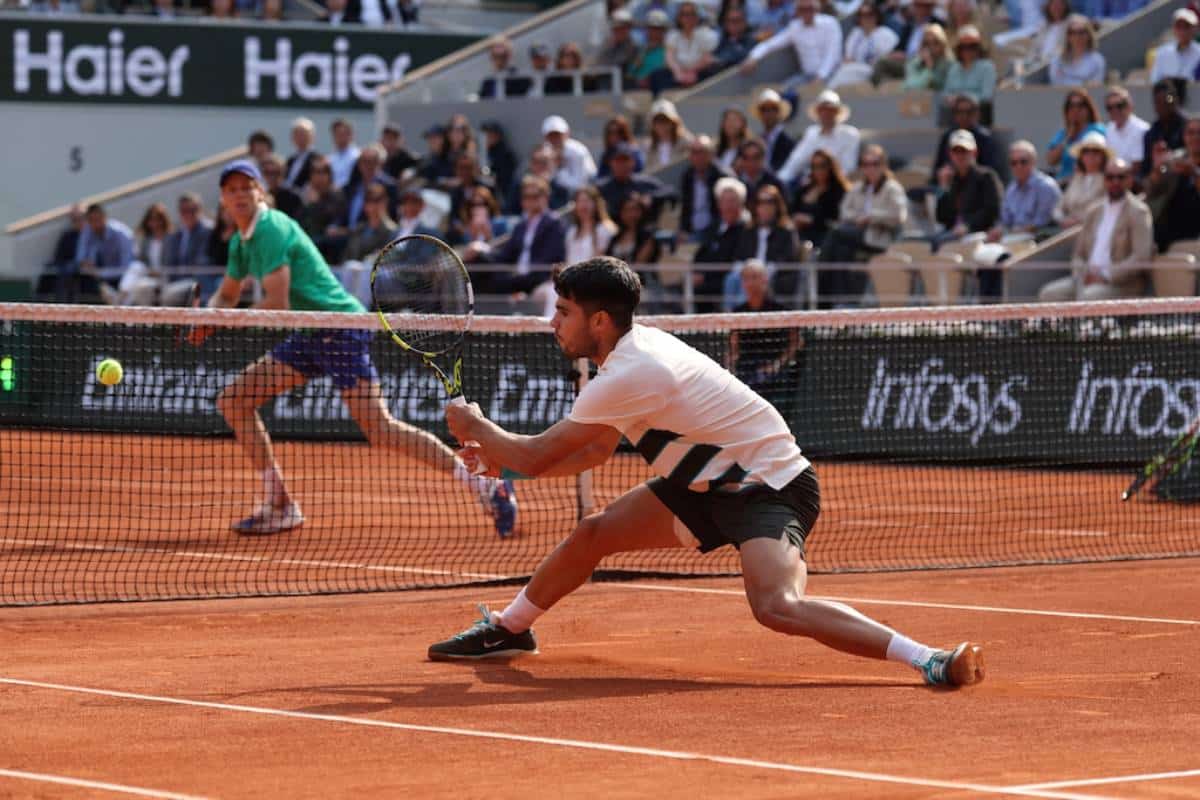 Alcaraz y Gauff hacen historia en Roland-Garros bajo el sello de Rolex 1 Rolex Jannik Sinner y Carlos Alcaraz en acción durante la final masculina de individuales de Roland-Garros.
