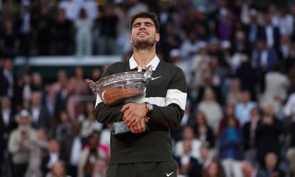 Alcaraz y Gauff hacen historia en Roland-Garros bajo el sello de Rolex 2 Rolex Carlos Alcaraz levanta la Copa de los Mosqueteros tras conquistar dos títulos consecutivos en Roland-Garros.