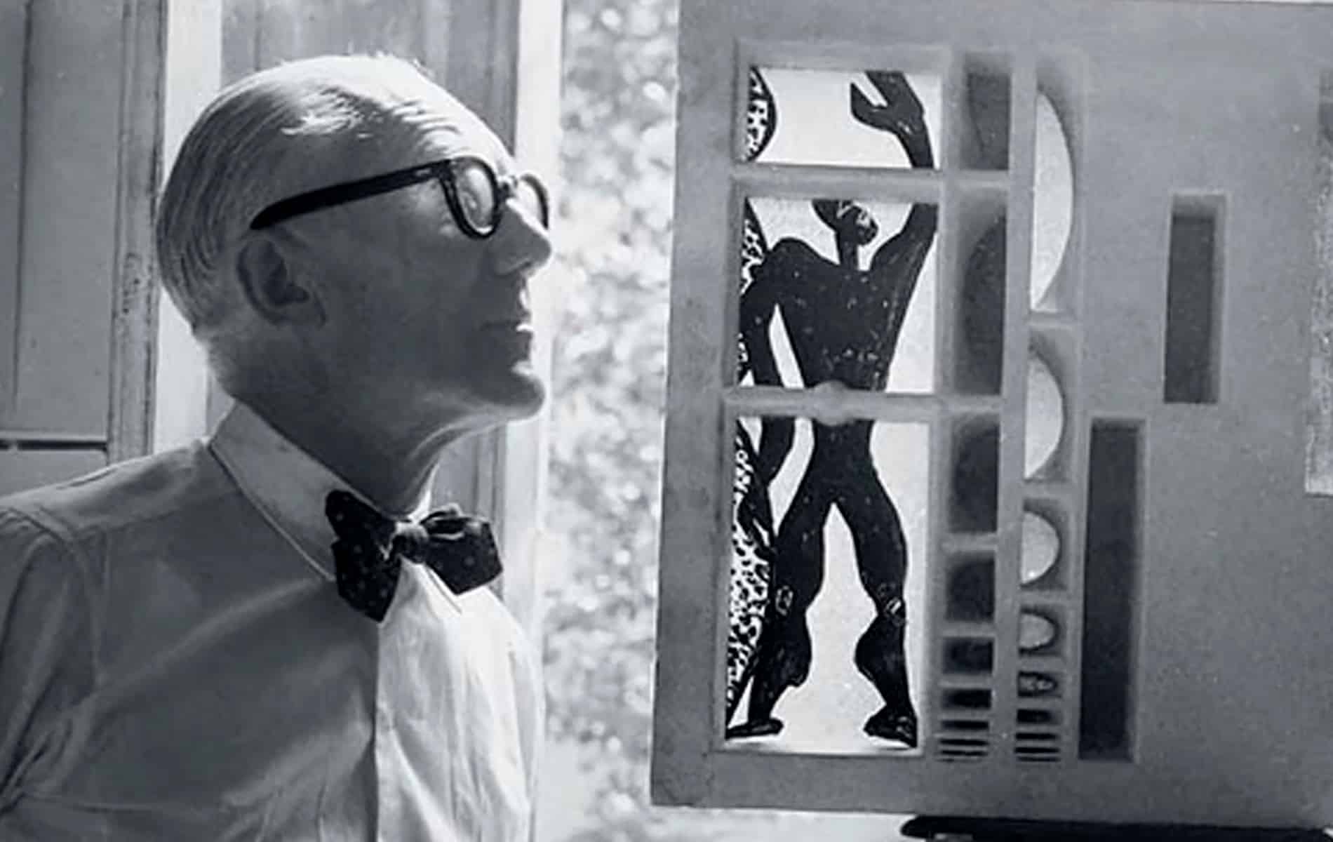 Le Corbusier, fotografiado en su taller de París, en 1953, junto a uno de sus bocetos.