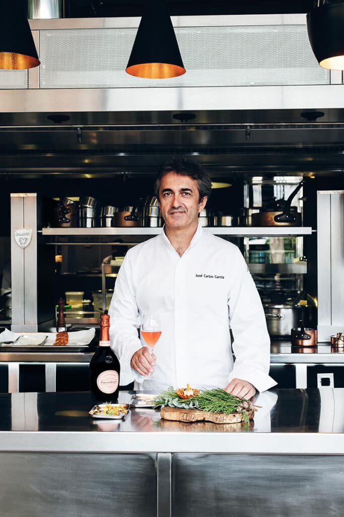El chef José Carlos García en su terraza junto al Puerto de Málaga.