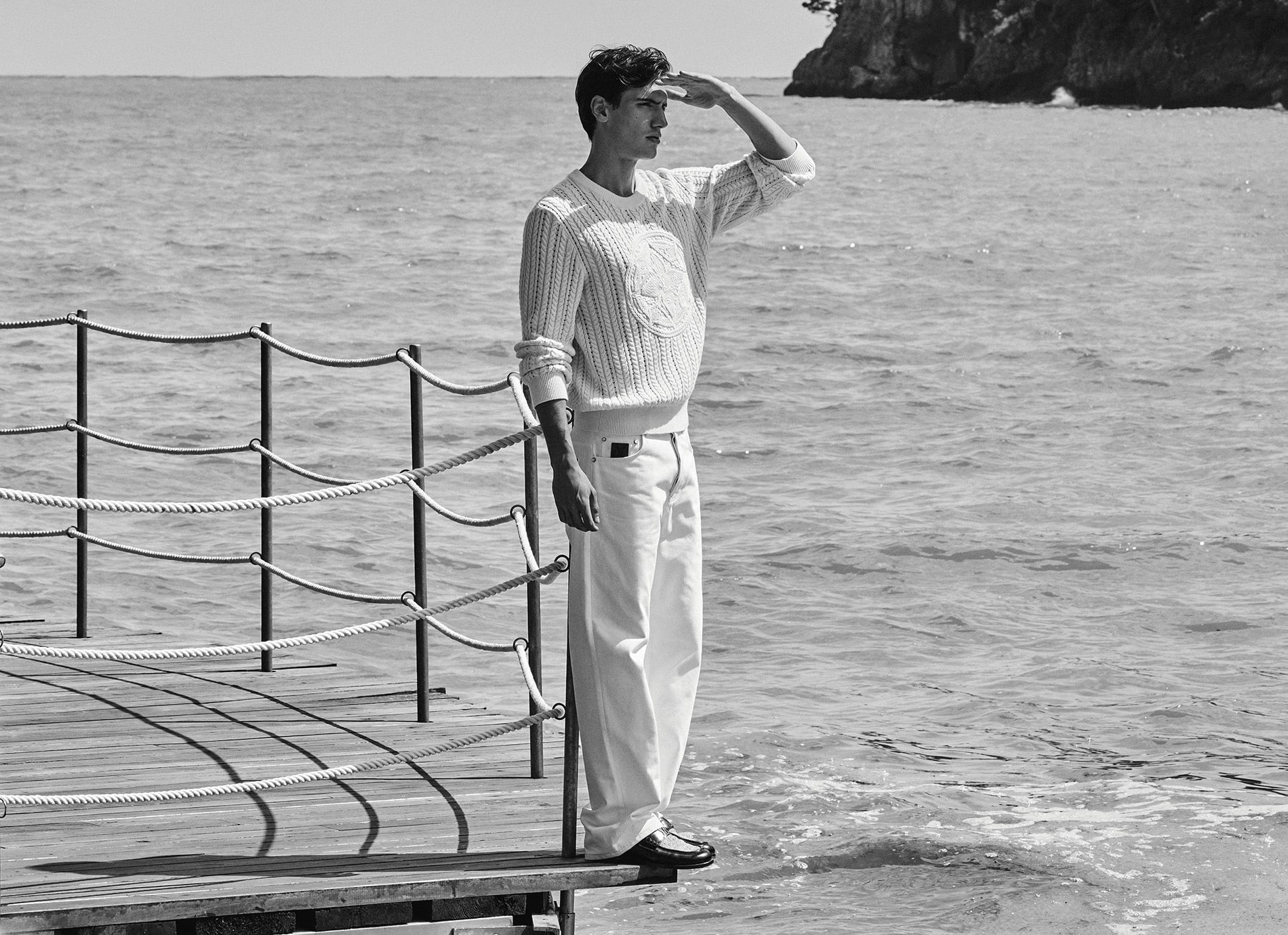 Suéter de cuello redondo con bordado y vaqueros, ambos de Louis Vuitton.