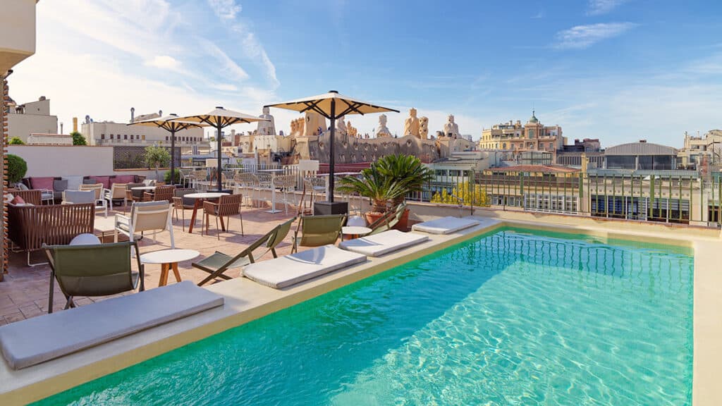 Cel de Gaudí, la terraza chill-out del hotel H10 Casa Mimosa. 