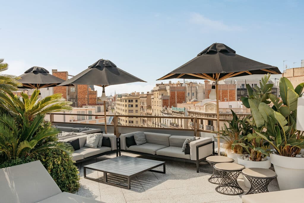 Terraza del Hotel Claris en Barcelona.