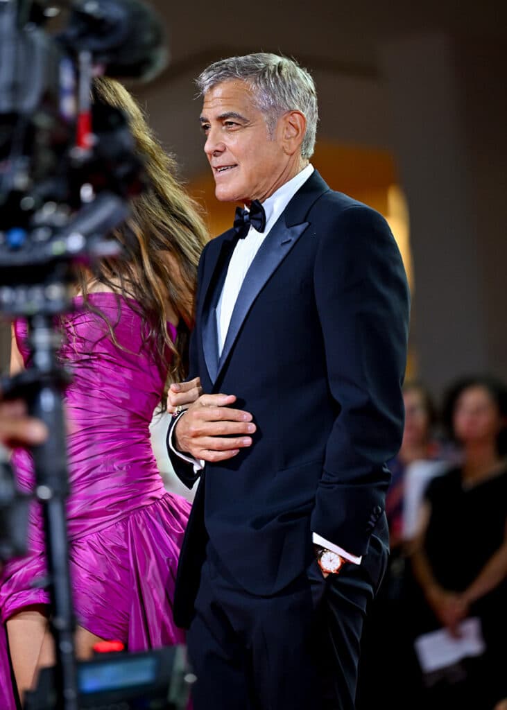 George Clooney luciendo un Seamaster 37 mm Milano Cortina 2026 de OMEGA en la 82.ª edición del Festival Internacional de Cine de Venecia.