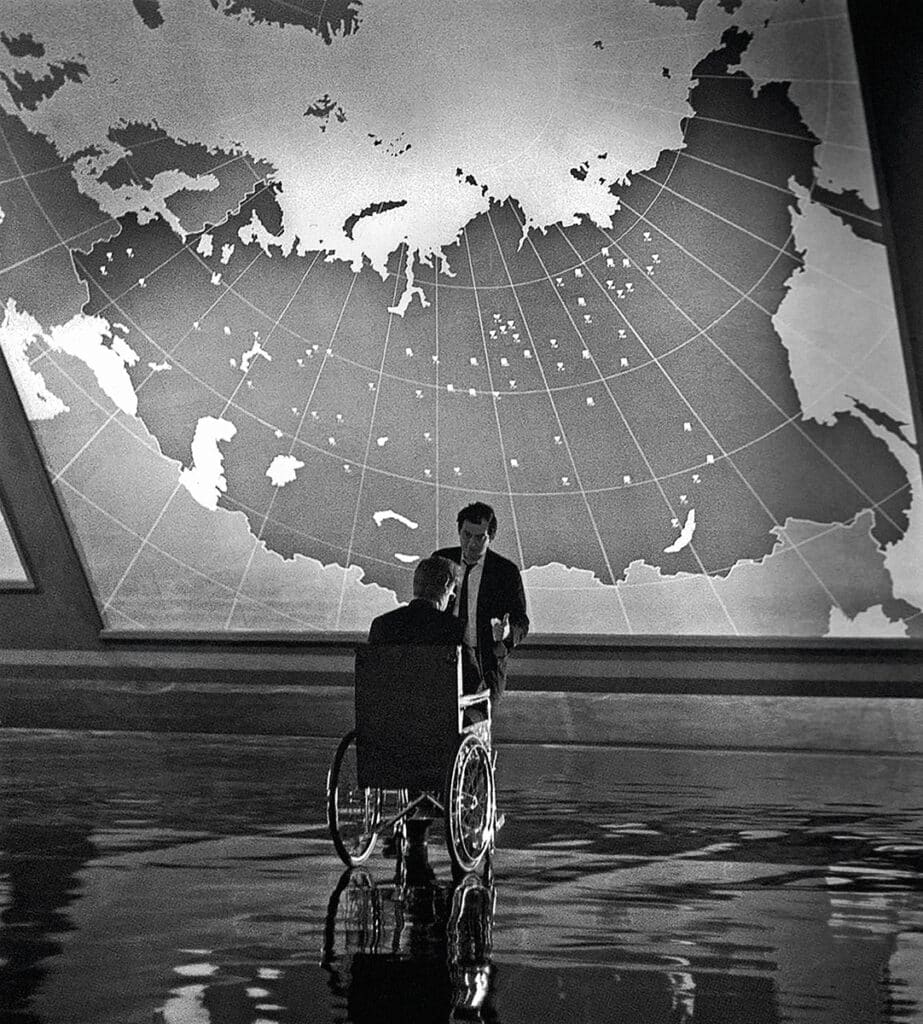 Stanley Kubrick dando instrucciones a Peter Sellers en el rodaje de ¿Teléfono rojo?