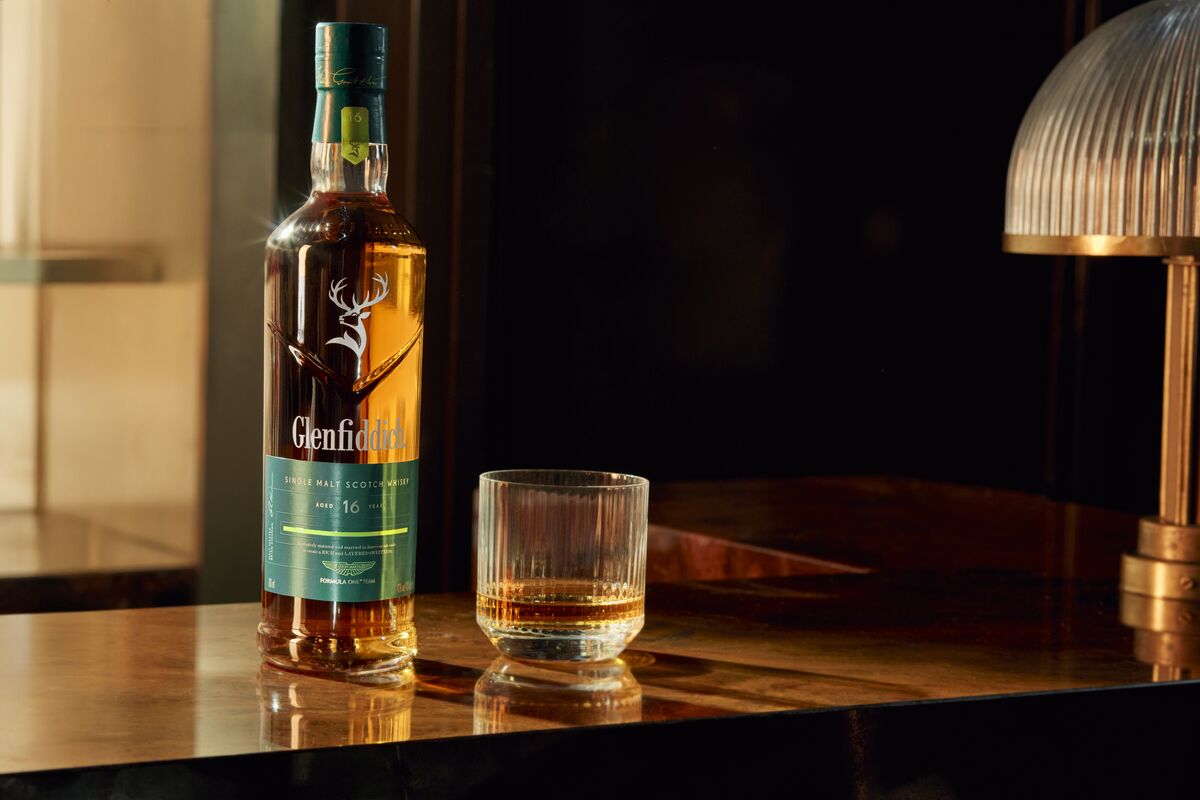 Glenfiddich 16: el whisky de edición limitada fruto de la unión entre Glenfiddich y Aston Martin F1.
