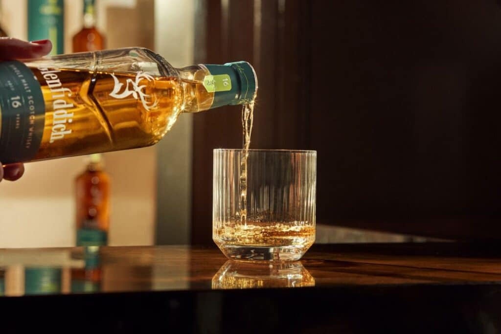 Glenfiddich 16: el whisky de edición limitada fruto de la unión entre Glenfiddich y Aston Martin F1 2 Glenfiddich 16: el whisky de edición limitada fruto de la unión entre Glenfiddich y Aston Martin F1.