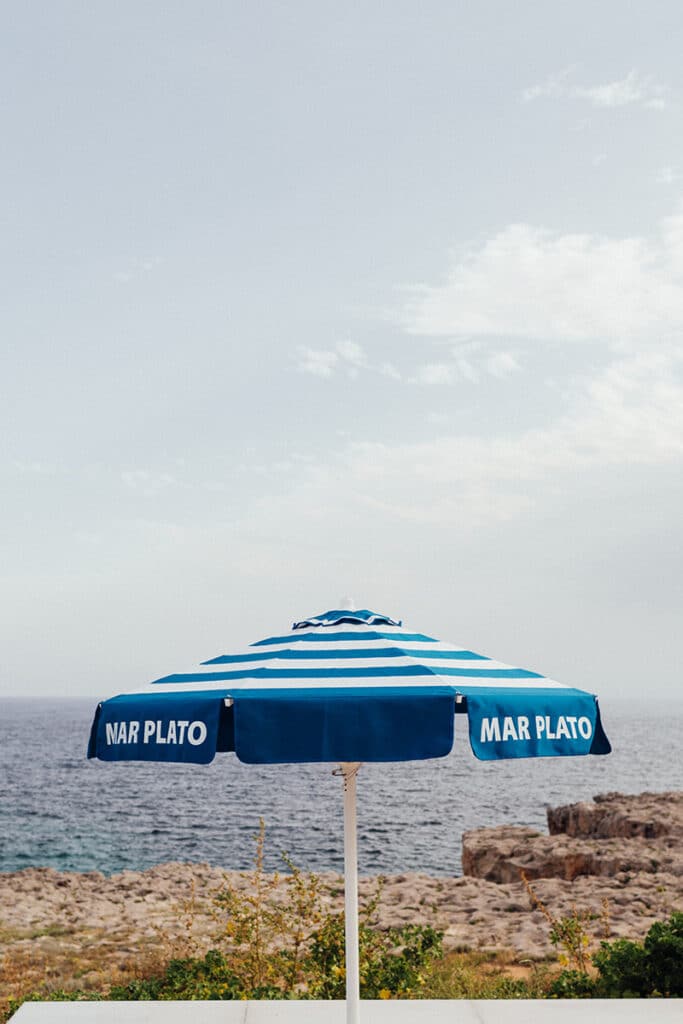 Sombrilla en Mar Plato, nuevo restaurante de cocina marinera en Menorca.