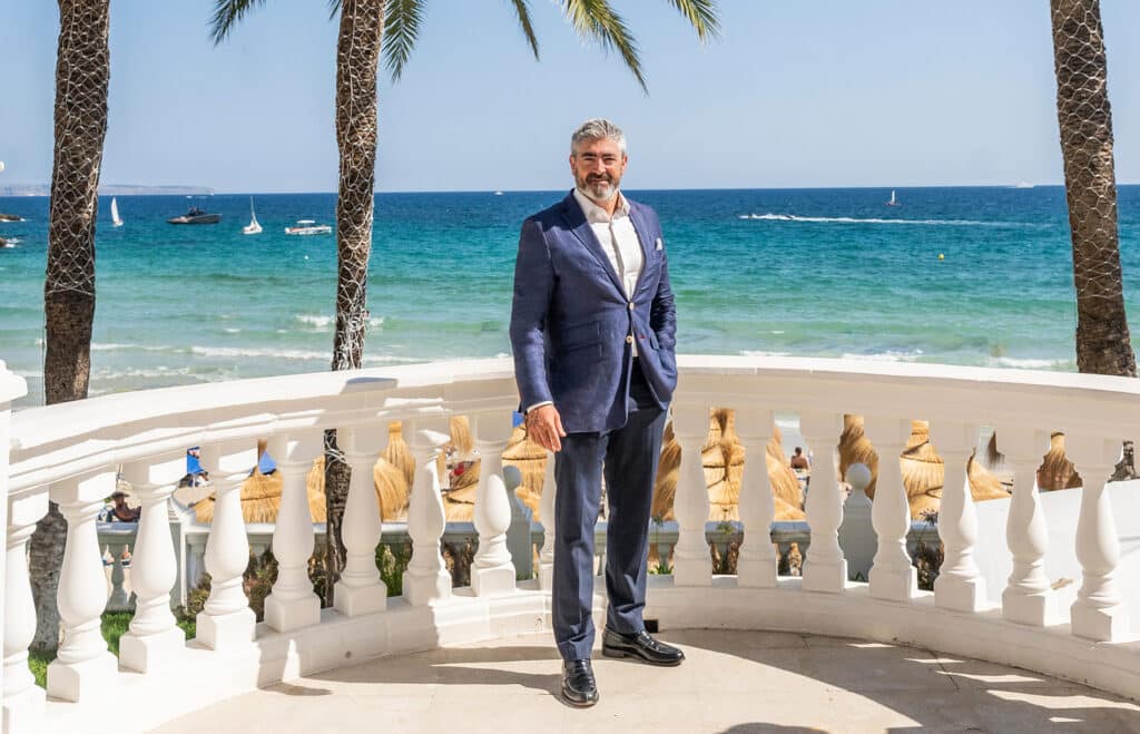 Francisco Serrano en la terraza del Hotel Nixe Palace, junto a la playa de Cala Major, en Palma de Mallorca.
