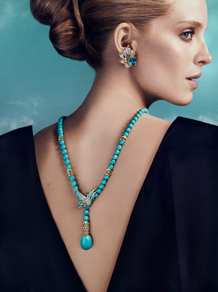 Tiffany & Co. presenta Bird on a Rock con Zhang Ziyi y Abby Champion 3 Abby Champion posando con piezas de la colección Bird on a Rock de Tiffany & Co.