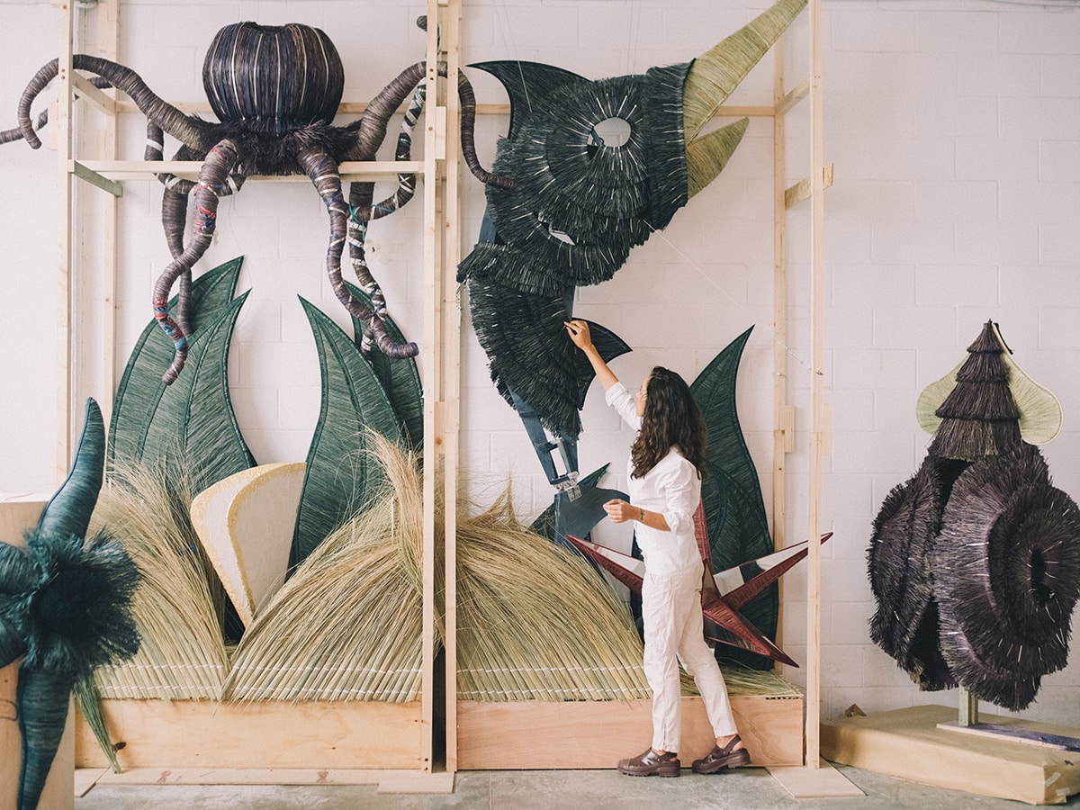 La artista española Gabriela Sagarminaga decorando la tienda de Hermès en el Paseo de Gracia.