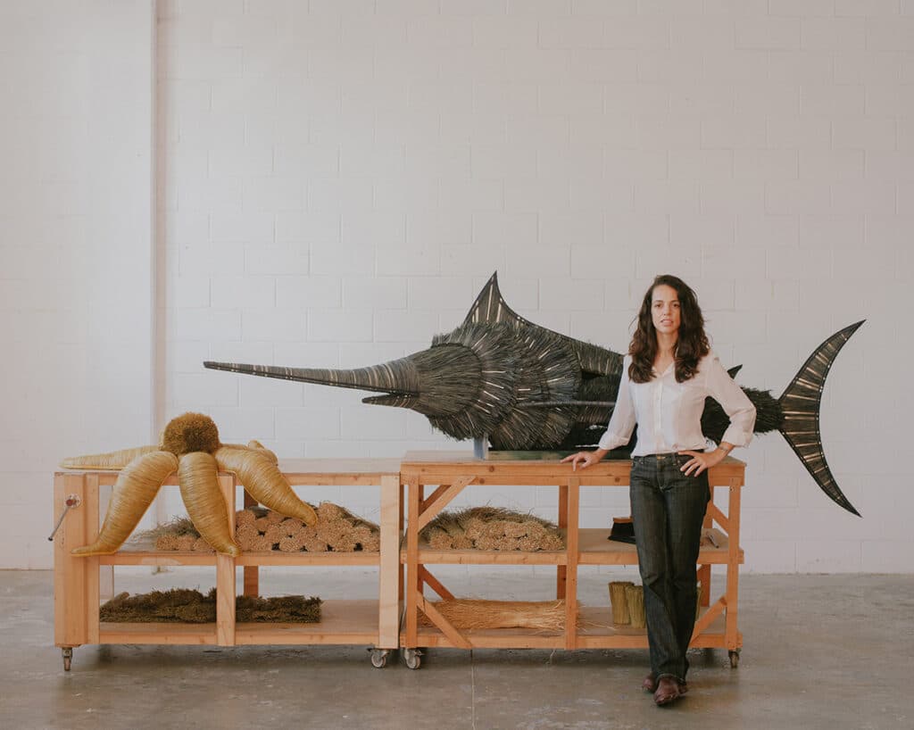 La artista española Gabriela Sagarminaga decorando la tienda de Hermès en el Paseo de Gracia.
