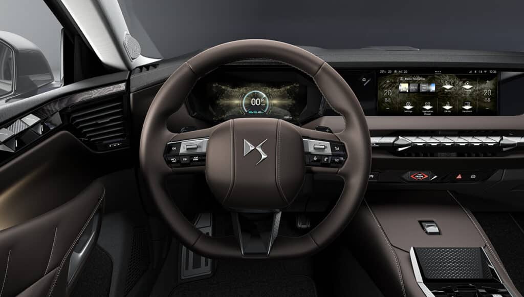 DS lanza el Nº4, un utilitario compacto premium.