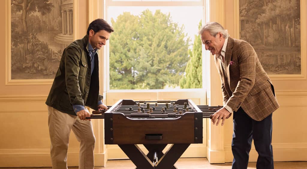 Hackett London lanza su campaña otoño/invierno 2025 con Carlos Sainz padre e hijo.