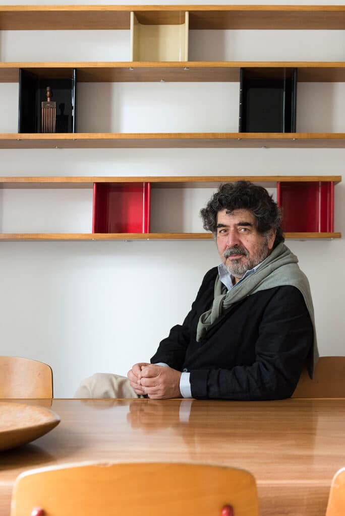 Miquel Alzueta en su apartamento de Barcelona.