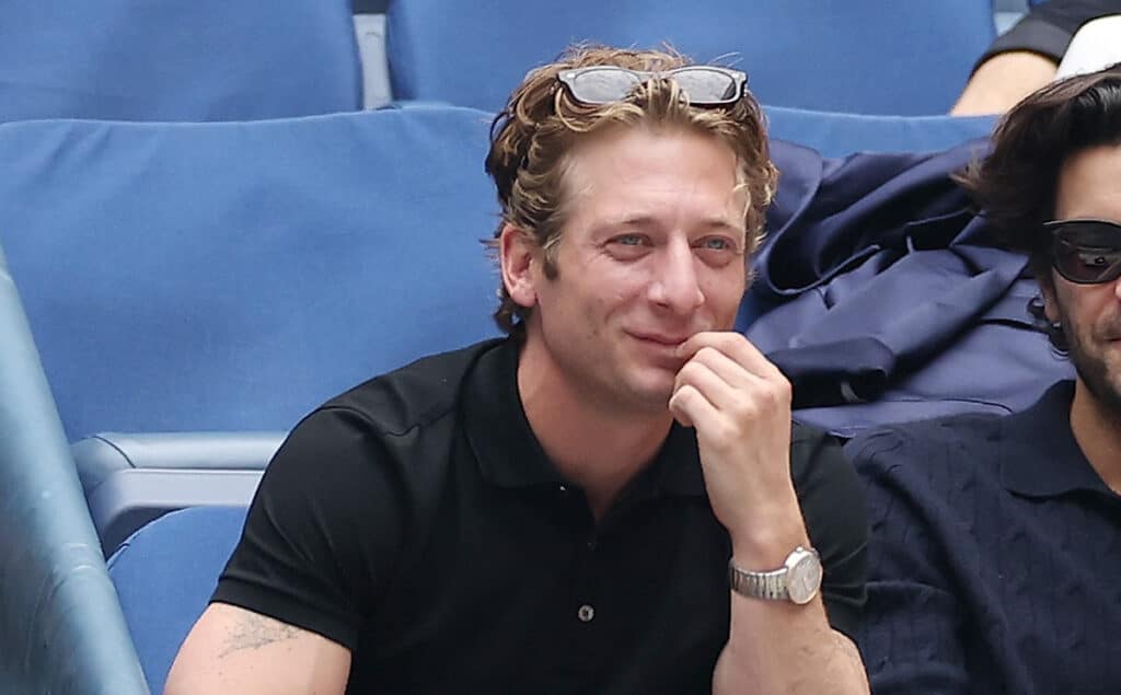 Jeremy Allen White luce Louis Vuitton y reloj Tambour en el US Open.