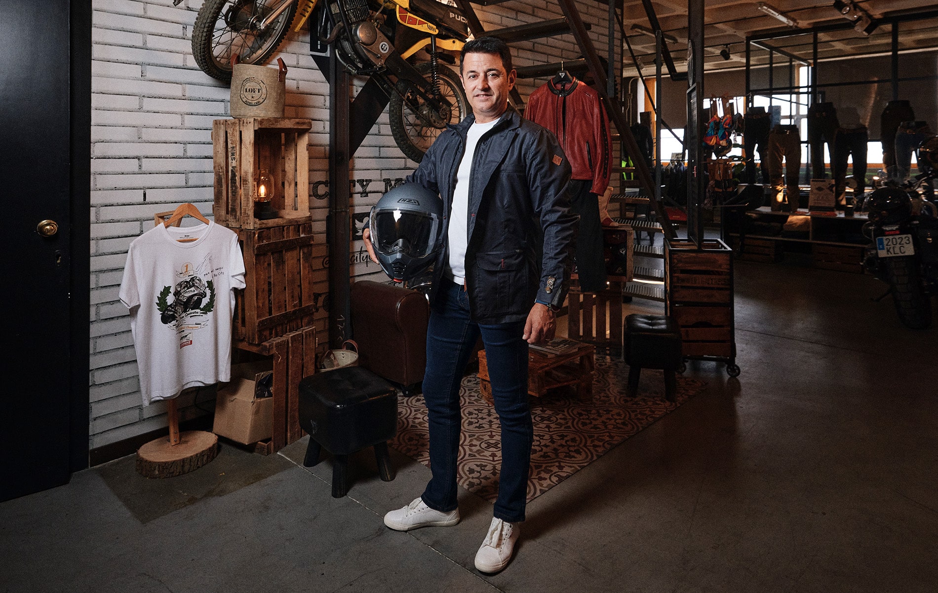 Nazario Ibáñez posa para Gentleman en el showroom de NZI Helmets en Madrid.