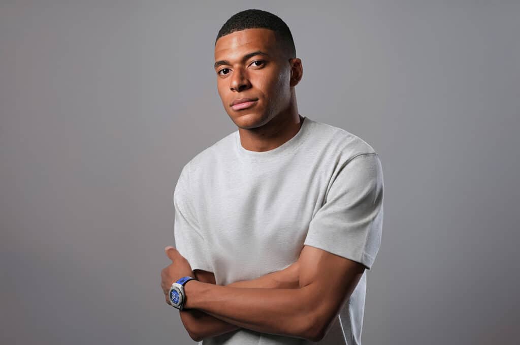 Kylian Mbappé presenta el nuevo Classic Fusion Chronograph UEFA Champions League Titanium de Hublot.