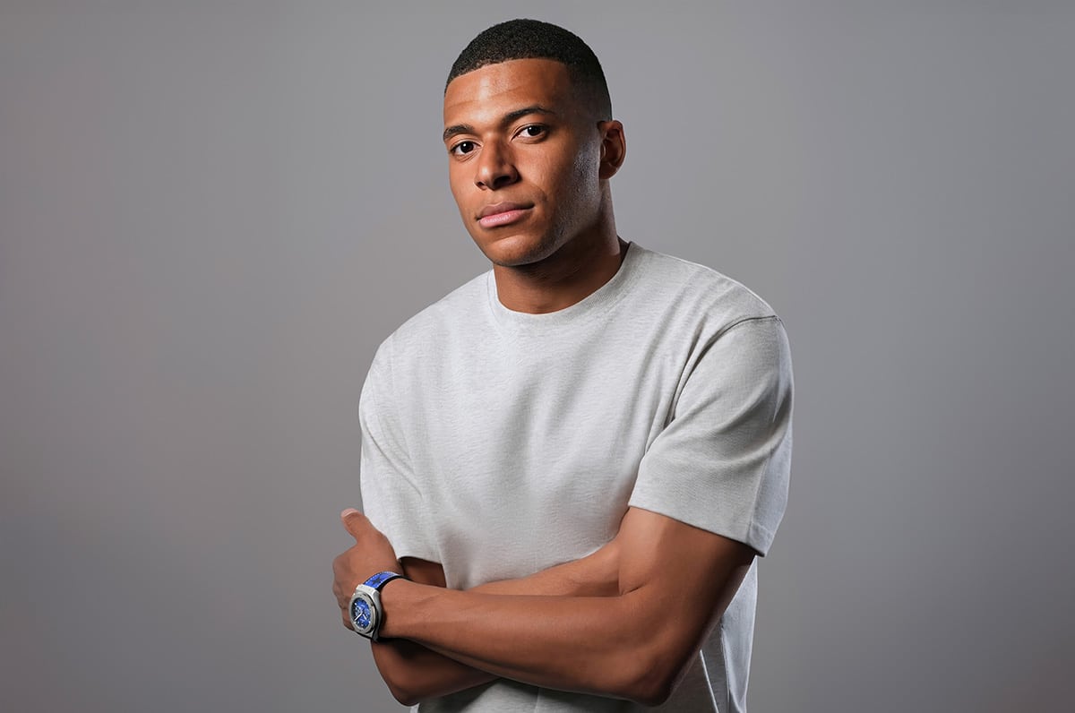 Kylian Mbappé presenta el nuevo Classic Fusion Chronograph UEFA Champions League Titanium de Hublot.