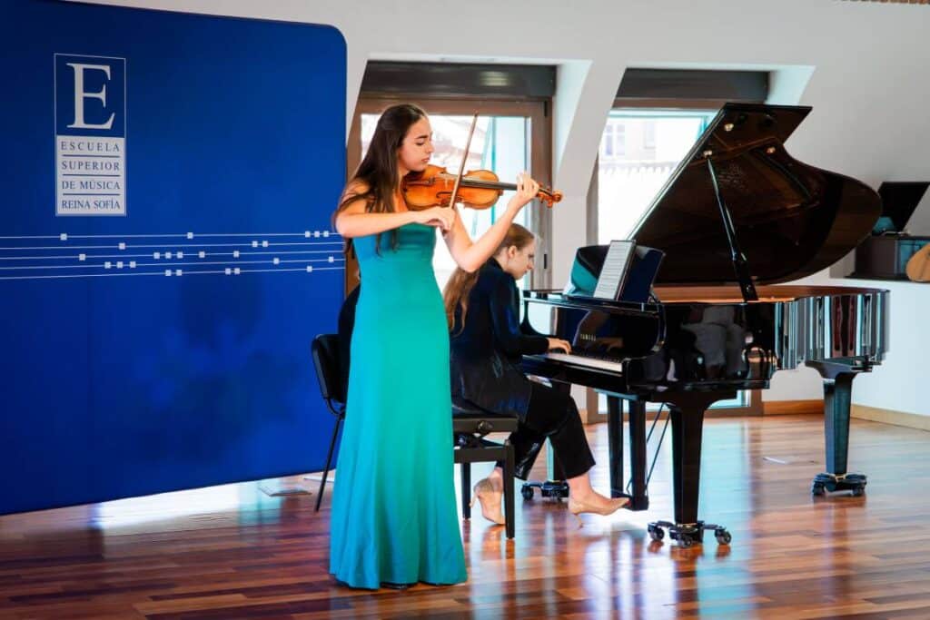 Cecilia Novella (violín) y Evelina Medvedko (piano) en el cierre del acto de presentación interpretando “Tzigane, rapsodia de concierto para violín y piano” de Ravel.