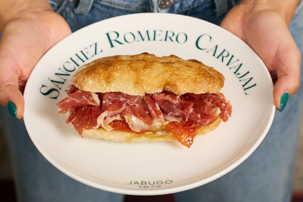 Jamón Sánchez Romero Carvajal y John Torres reinventan el clásico bocadillo en Madrid.