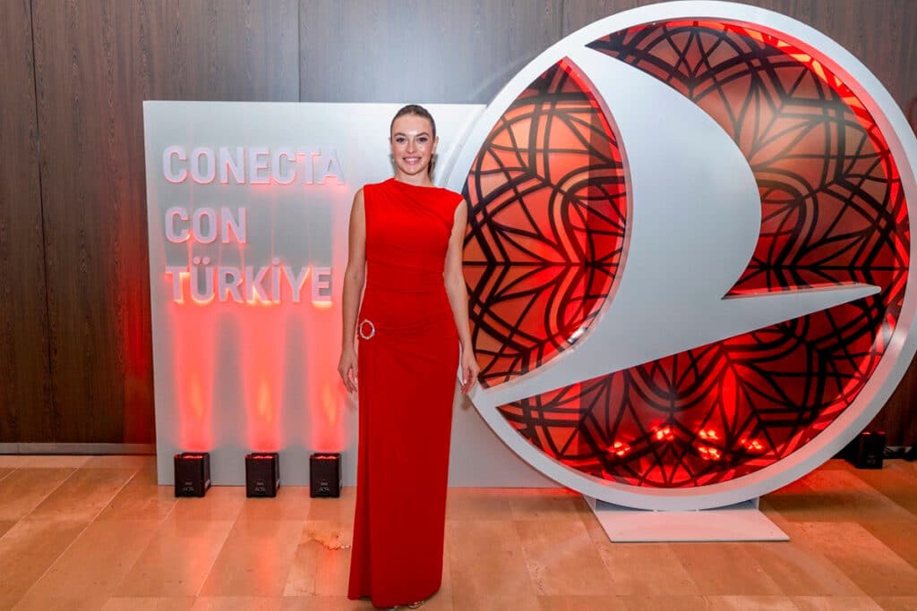 La actriz turca Melis Sezen en el evento Connect to Türkiye de Turkish Airlines.