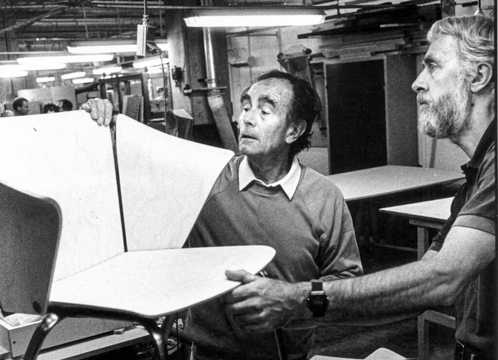 Vico Magistretti trabajando en la silla Vico.