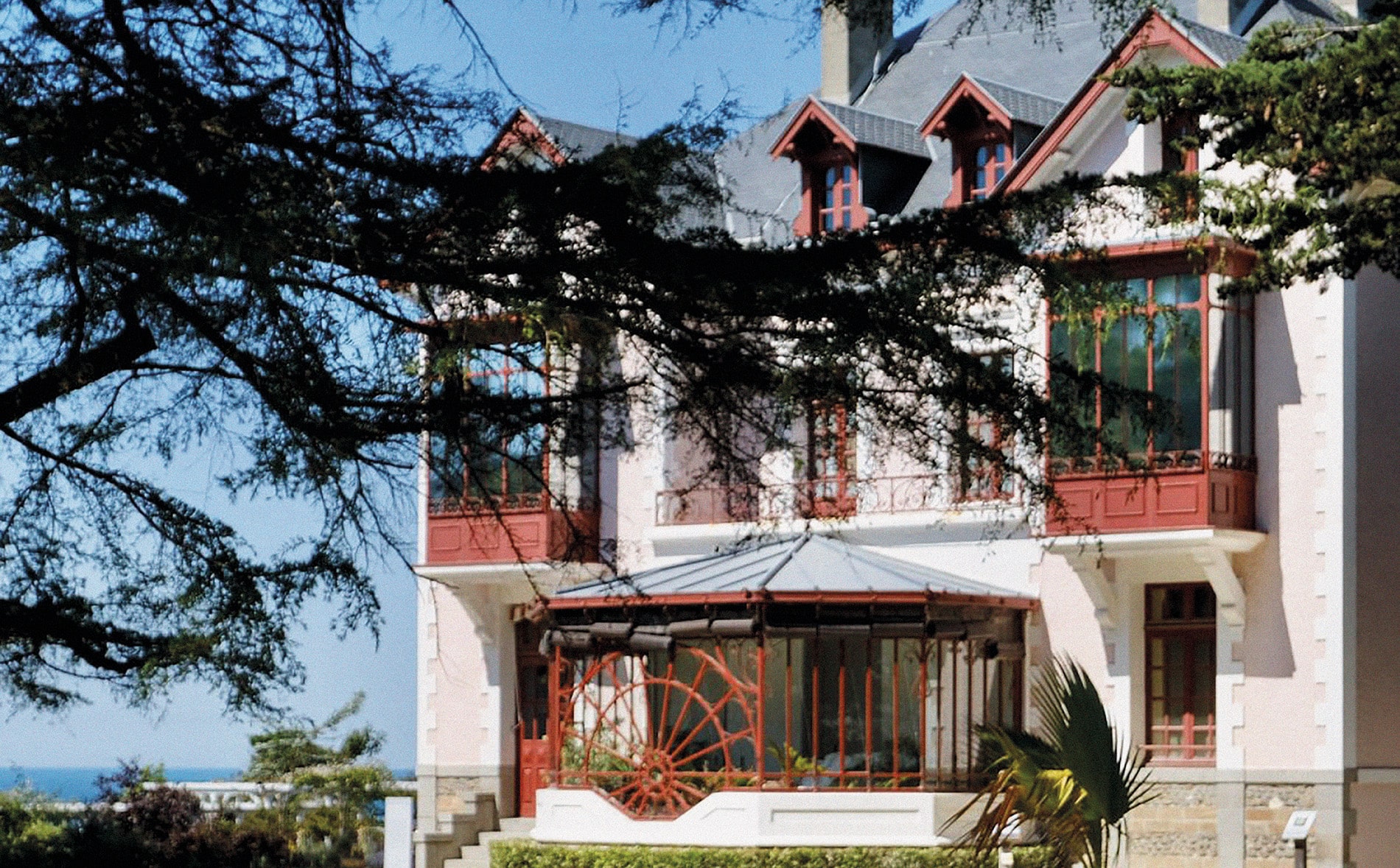 Fachada de Les Rhumbs, la residencia de infancia de Christian Dior.
