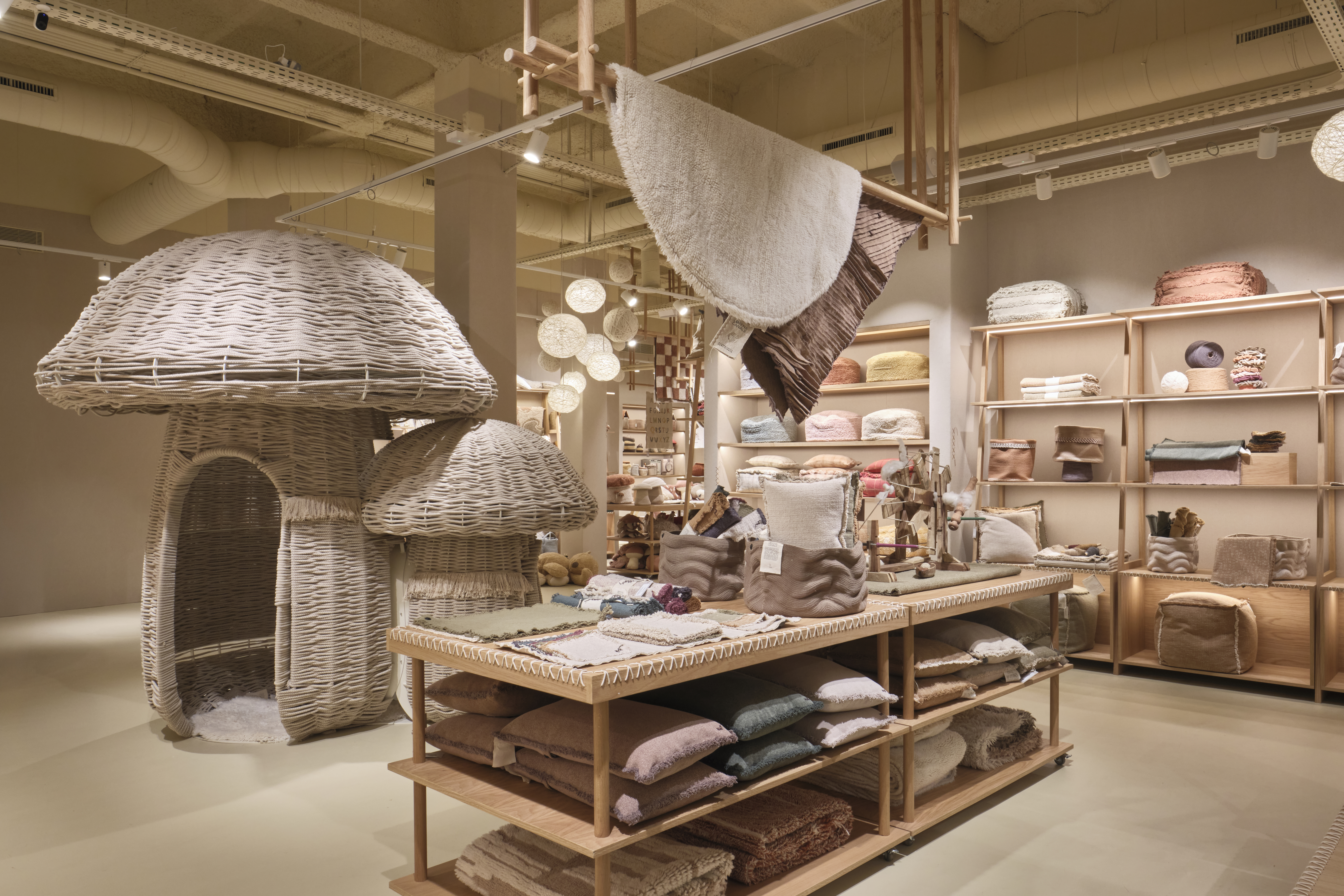 Lorena Canals y Oli&Carol inauguran su primera flagship store conjunta en Barcelona.