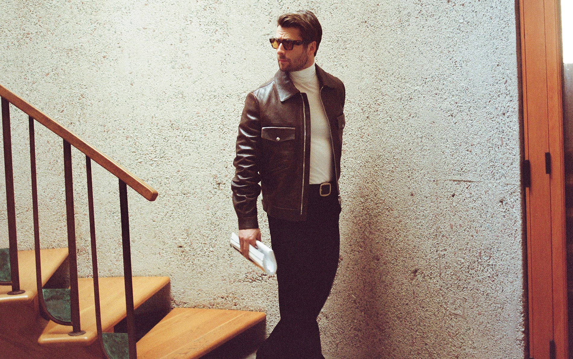 Glen Powell posando para Gentleman.